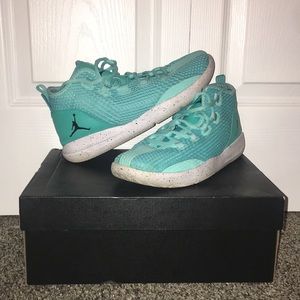 Jordan Reveal, Blue Sneakers